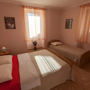 https://guest-house-floreus-cres.primorje-gorskikotar.com